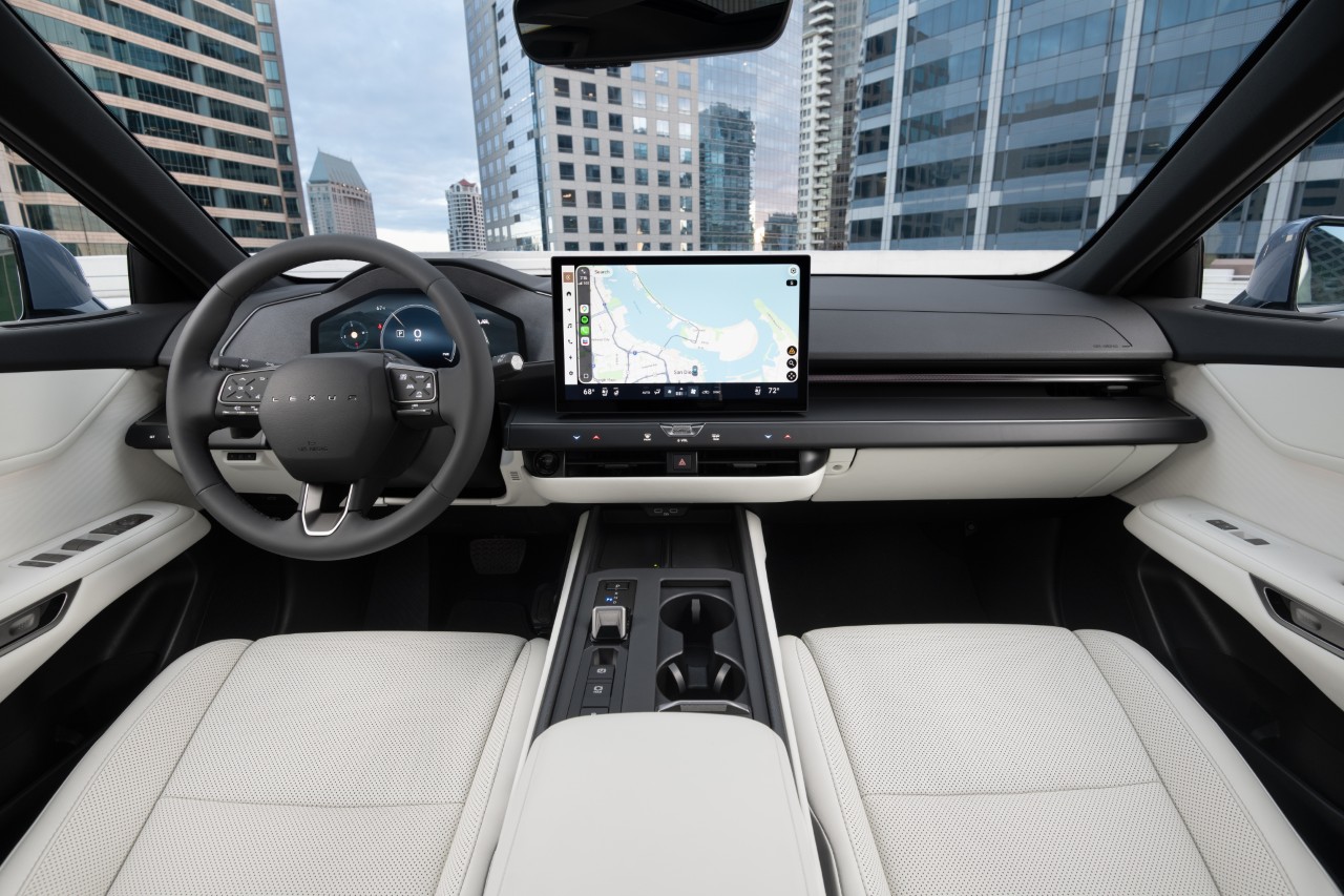 AZ ÚJ LEXUS ES: AMIKOR AZ ELEGANCIA TALÁLKOZIK AZ ELEKTRIFIKÁCIÓVAL