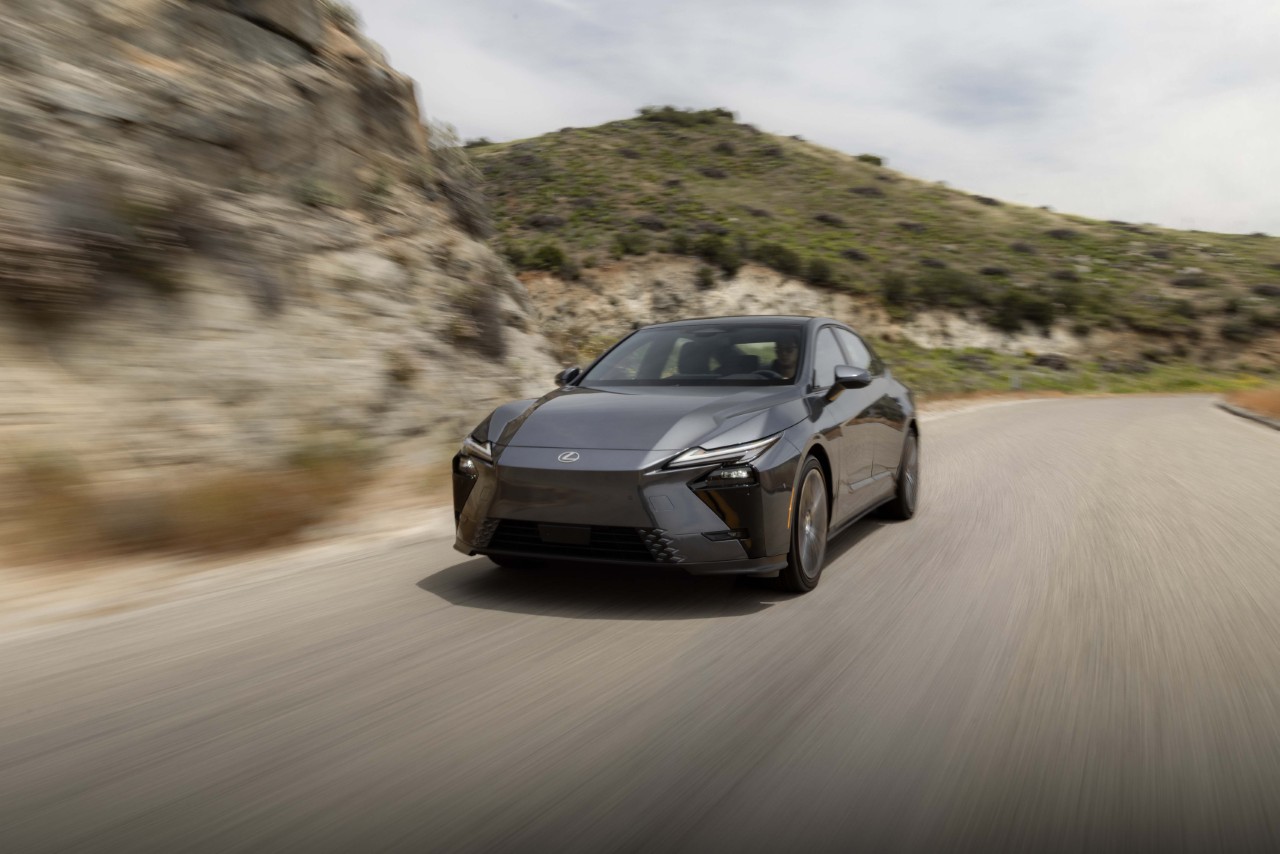 AZ ÚJ LEXUS ES: AMIKOR AZ ELEGANCIA TALÁLKOZIK AZ ELEKTRIFIKÁCIÓVAL