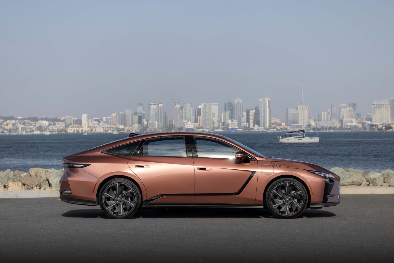 AZ ÚJ LEXUS ES: AMIKOR AZ ELEGANCIA TALÁLKOZIK AZ ELEKTRIFIKÁCIÓVAL