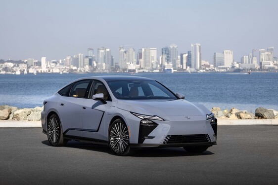 ÚJ LEXUS ES FORMAVILÁG: CLEAN TECH X ELEGANCE