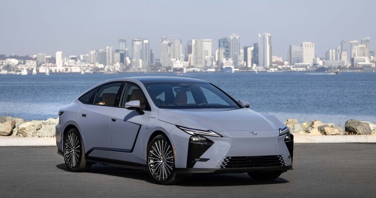 ÚJ LEXUS ES FORMAVILÁG: CLEAN TECH X ELEGANCE