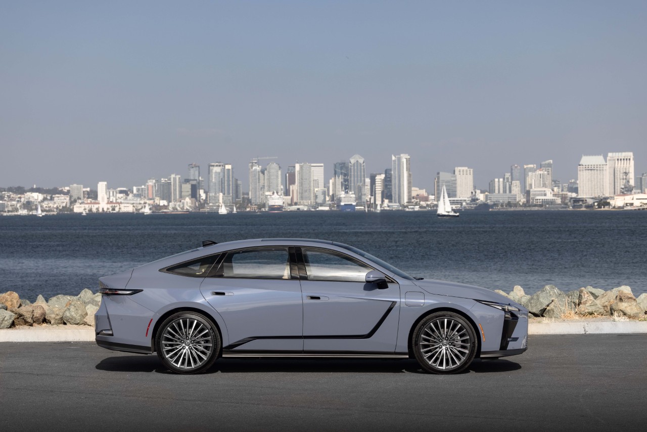 ÚJ LEXUS ES FORMAVILÁG: CLEAN TECH X ELEGANCE