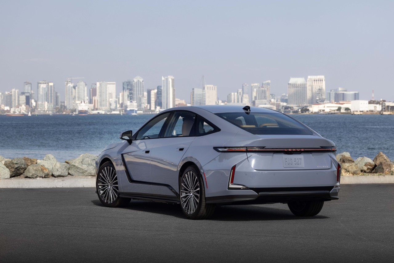 ÚJ LEXUS ES FORMAVILÁG: CLEAN TECH X ELEGANCE