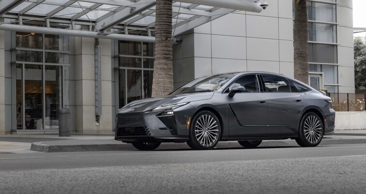 ÚJ LEXUS ES BELSŐ TÉR: EGYSZERŰ ÉS MODERN LUXUS