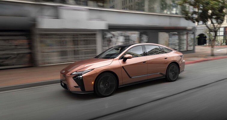 ÚJ LEXUS ES HAJTÁSLÁNCOK: MAXIMÁLIS KÉNYELEM MÁR TELJESEN ELEKTROMOS ÉS HIBRID VERZIÓBAN IS