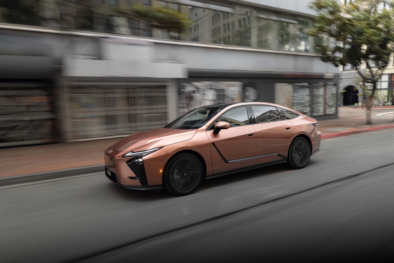 ÚJ LEXUS ES HAJTÁSLÁNCOK: MAXIMÁLIS KÉNYELEM MÁR TELJESEN ELEKTROMOS ÉS HIBRID VERZIÓBAN IS