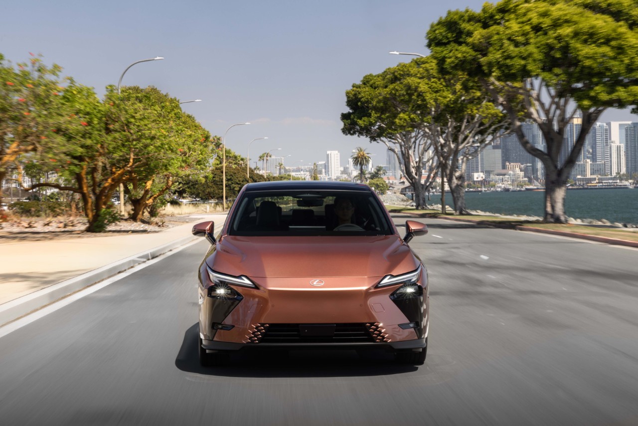 ÚJ LEXUS ES HAJTÁSLÁNCOK: MAXIMÁLIS KÉNYELEM MÁR TELJESEN ELEKTROMOS ÉS HIBRID VERZIÓBAN IS
