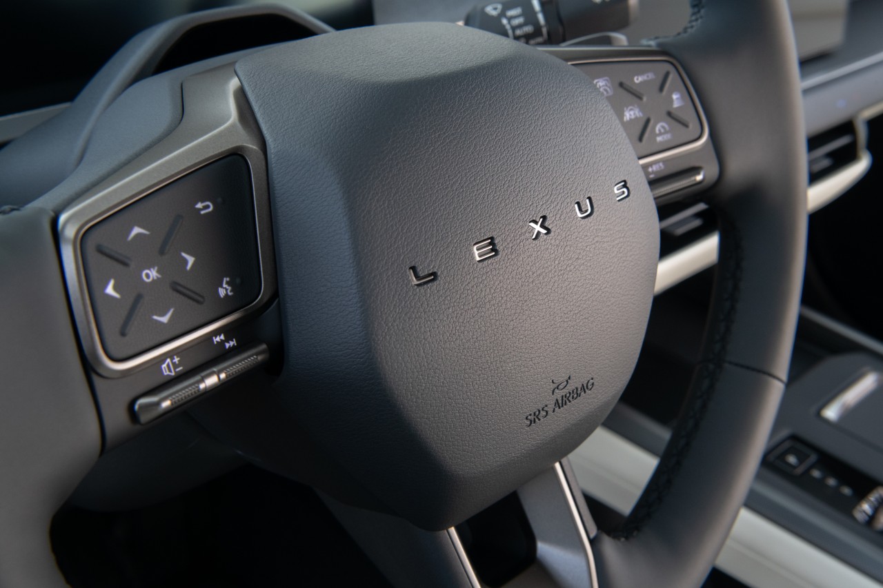 ÚJ LEXUS ES - FUTÓMŰ ÉS MENETDINAMIKA: KÉNYELEM ÉS A MEGYŐZŐ ERŐ
