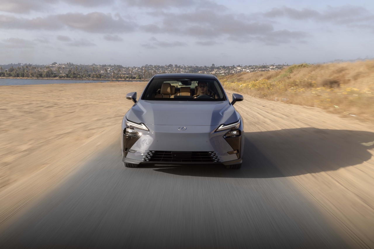 ÚJ LEXUS ES - FUTÓMŰ ÉS MENETDINAMIKA: KÉNYELEM ÉS A MEGYŐZŐ ERŐ