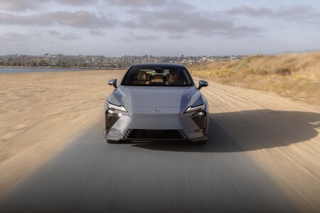 ÚJ LEXUS ES - FUTÓMŰ ÉS MENETDINAMIKA: KÉNYELEM ÉS A MEGYŐZŐ ERŐ