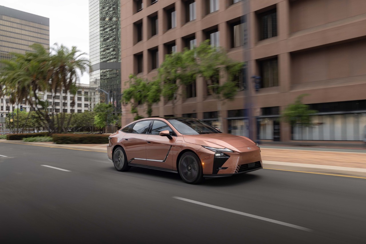 Új LEXUS ES  - AZ ÚJ GENERÁCIÓS LEXUS MULTIMÉDIA DEBÜTÁLÁSA