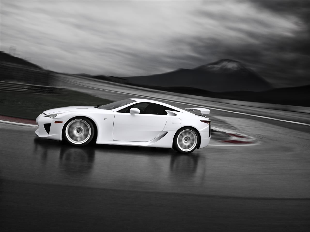 AMIKOR KÉT LEGENDA TALÁLKOZIK: LEXUS LFA ÉS AZ 1000 MIGLIA