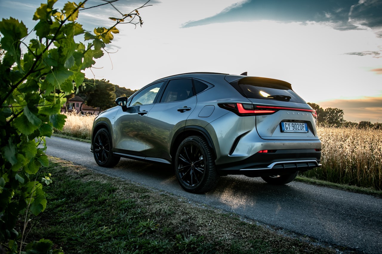 A világ kedvenc Lexus plug-in hibridje: 100 ezer eladott NX 450h+