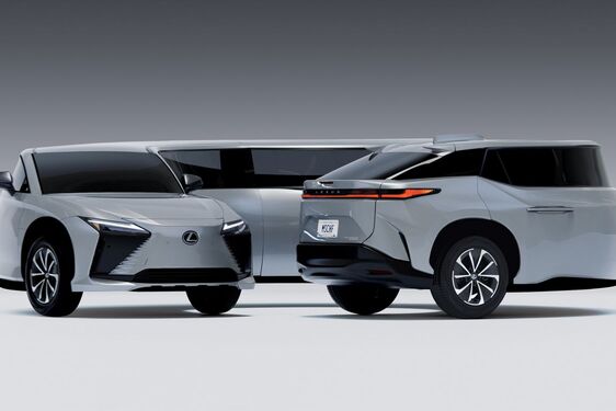 A Lexus szó szerint új formába öntötte autóit: két elektrifikált modellből is született kortárs műalkotás