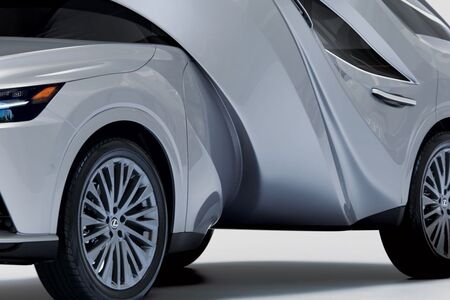 A Lexus szó szerint új formába öntötte autóit: két elektrifikált modellből is született kortárs műalkotás