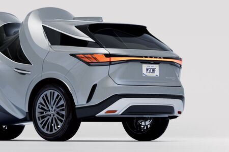 A Lexus szó szerint új formába öntötte autóit: két elektrifikált modellből is született kortárs műalkotás