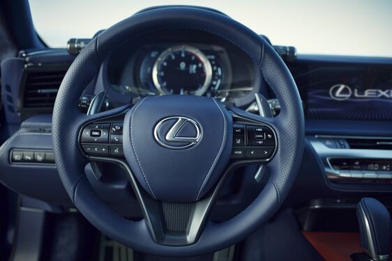 A TERMÉSZETES FÉNY JÁTÉKA: EGYEDI FÉNYEZÉST KAPOTT A LEXUS SZUPERSPORT KUPÉJA