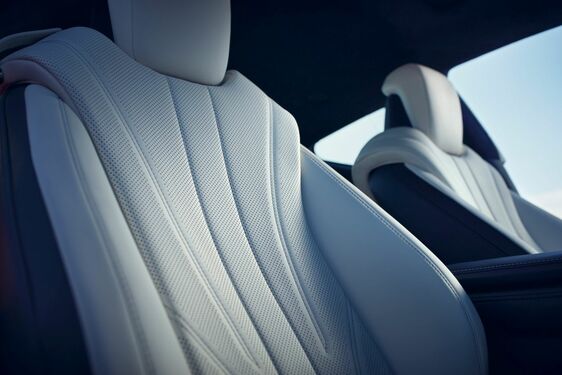 A TERMÉSZETES FÉNY JÁTÉKA: EGYEDI FÉNYEZÉST KAPOTT A LEXUS SZUPERSPORT KUPÉJA