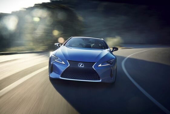 A TERMÉSZETES FÉNY JÁTÉKA: EGYEDI FÉNYEZÉST KAPOTT A LEXUS SZUPERSPORT KUPÉJA