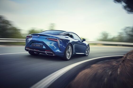 A TERMÉSZETES FÉNY JÁTÉKA: EGYEDI FÉNYEZÉST KAPOTT A LEXUS SZUPERSPORT KUPÉJA