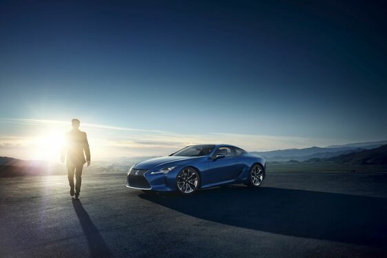 A TERMÉSZETES FÉNY JÁTÉKA: EGYEDI FÉNYEZÉST KAPOTT A LEXUS SZUPERSPORT KUPÉJA