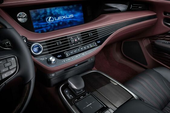  LEXUS LS: A LUXUS CSILLOGÁSA