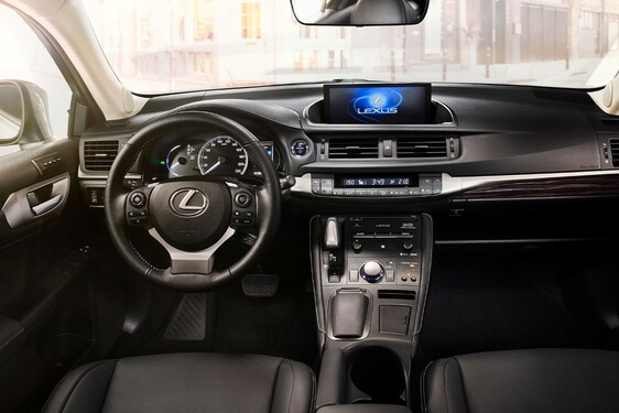 A HIBRIDEKNEK KÖSZÖNHETŐEN TAROL EURÓPÁBAN A LEXUS