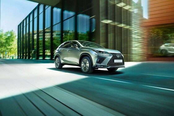 MEGÁLLÍTHATATLAN A SUVOK SZÁRNYALÁSA VILÁGSZERTE ÉS IDEHAZA – TAROL A TOYOTA ÉS A LEXUS 