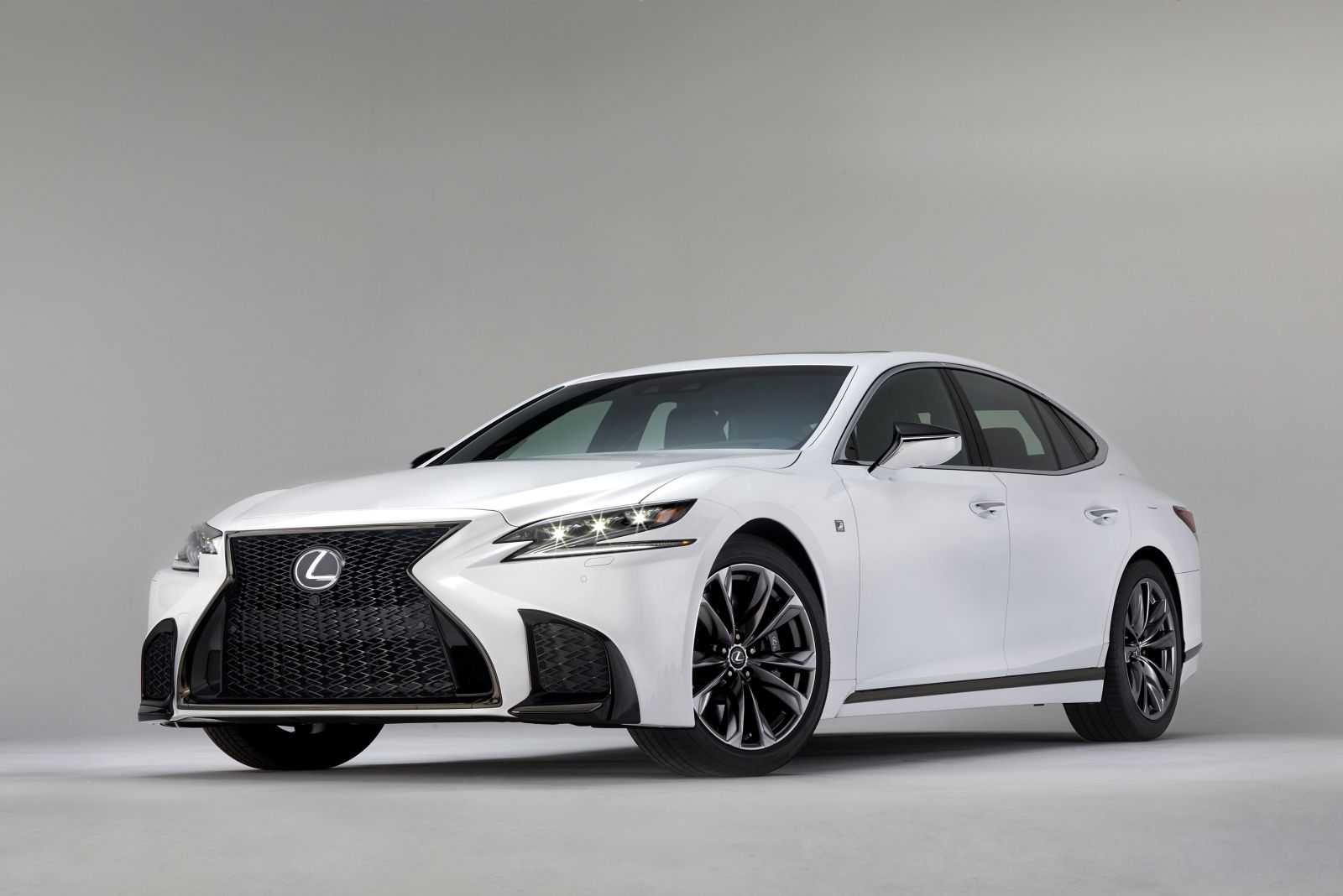 LS 500H F SPORT: FELSŐKATEGÓRIÁS LUXUSLIMUZIN SPORTOSRA HANGOLVA