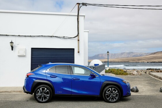 3000 KM TÁVOLSÁGBÓL RENDEZI A NEVES BLOGGER A VADONATÚJ LEXUS UX FOTÓZÁSÁT