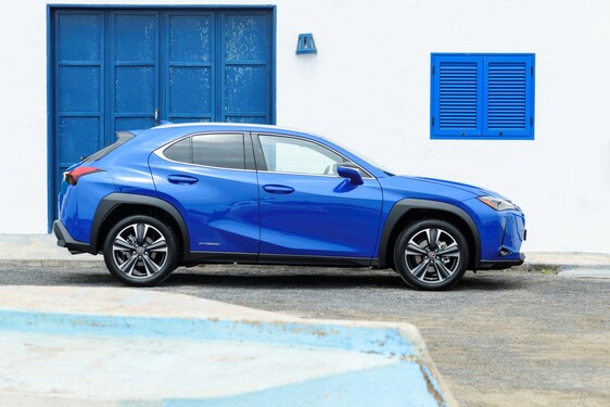 3000 KM TÁVOLSÁGBÓL RENDEZI A NEVES BLOGGER A VADONATÚJ LEXUS UX FOTÓZÁSÁT