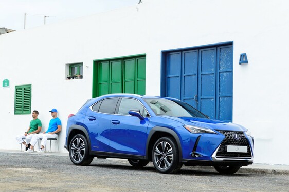 3000 KM TÁVOLSÁGBÓL RENDEZI A NEVES BLOGGER A VADONATÚJ LEXUS UX FOTÓZÁSÁT