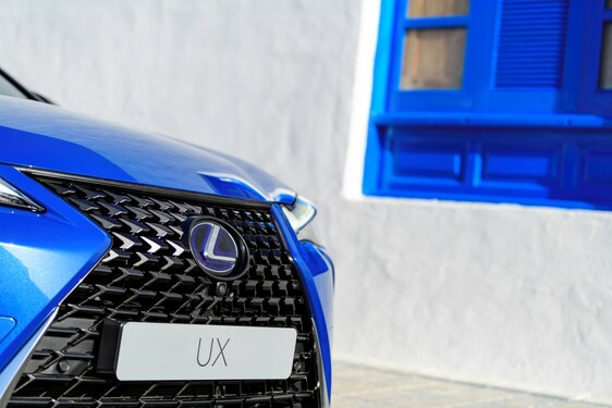 3000 KM TÁVOLSÁGBÓL RENDEZI A NEVES BLOGGER A VADONATÚJ LEXUS UX FOTÓZÁSÁT