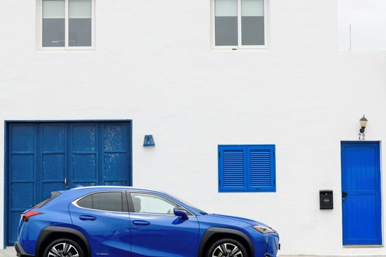 3000 KM TÁVOLSÁGBÓL RENDEZI A NEVES BLOGGER A VADONATÚJ LEXUS UX FOTÓZÁSÁT