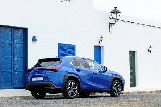 3000 KM TÁVOLSÁGBÓL RENDEZI A NEVES BLOGGER A VADONATÚJ LEXUS UX FOTÓZÁSÁT