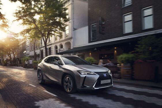 LEXUS UX: A KÜLSŐ VONALVEZETÉSE RAGAD MAGÁVAL, DE A BELSEJE EJT RABUL