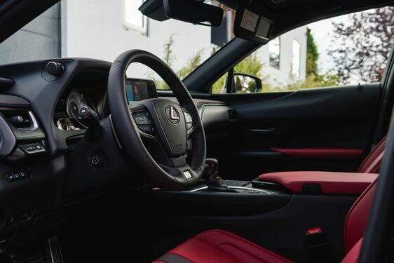 LEXUS UX: A KÜLSŐ VONALVEZETÉSE RAGAD MAGÁVAL, DE A BELSEJE EJT RABUL