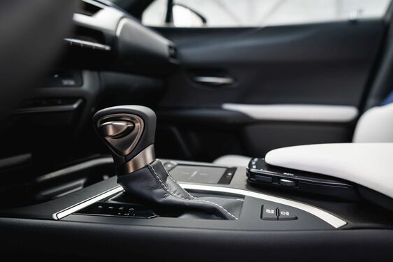 LEXUS UX: A KÜLSŐ VONALVEZETÉSE RAGAD MAGÁVAL, DE A BELSEJE EJT RABUL