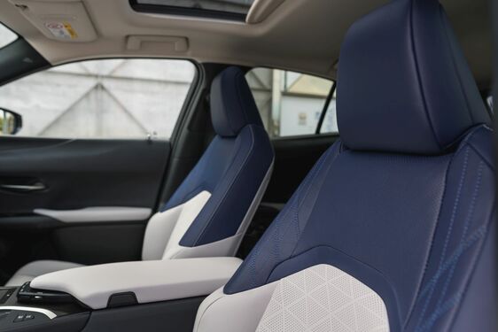 LEXUS UX: A KÜLSŐ VONALVEZETÉSE RAGAD MAGÁVAL, DE A BELSEJE EJT RABUL