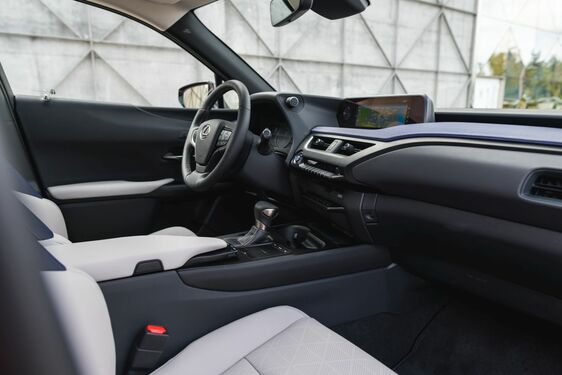 LEXUS UX: A KÜLSŐ VONALVEZETÉSE RAGAD MAGÁVAL, DE A BELSEJE EJT RABUL