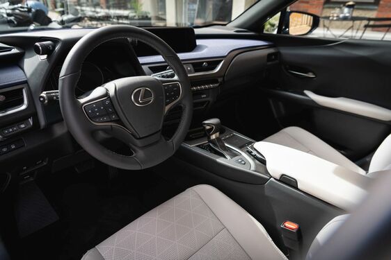 LEXUS UX: A KÜLSŐ VONALVEZETÉSE RAGAD MAGÁVAL, DE A BELSEJE EJT RABUL