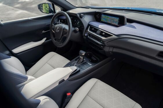 LEXUS UX: A KÜLSŐ VONALVEZETÉSE RAGAD MAGÁVAL, DE A BELSEJE EJT RABUL