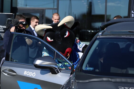 KÖRNYEZETBARÁT HIBRID LEXUSOKRA VÁLT A MOL-PICK SZEGED KÉZILABDACSAPATA