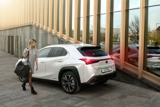 WEISZ FANNI LETT A LEXUS UX MÁRKANAGYKÖVETE 