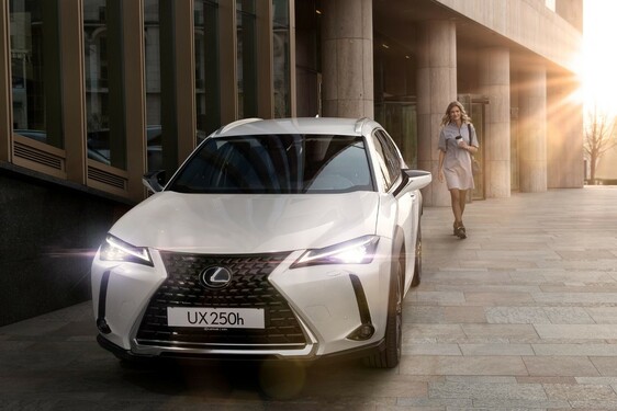 WEISZ FANNI LETT A LEXUS UX MÁRKANAGYKÖVETE 