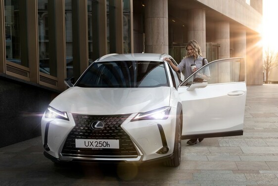 WEISZ FANNI LETT A LEXUS UX MÁRKANAGYKÖVETE 