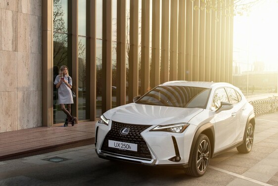 WEISZ FANNI LETT A LEXUS UX MÁRKANAGYKÖVETE 