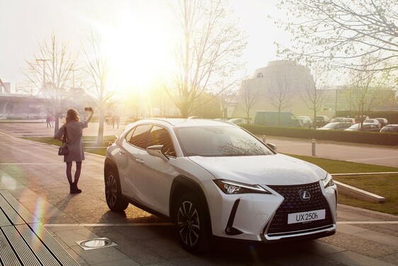WEISZ FANNI LETT A LEXUS UX MÁRKANAGYKÖVETE 