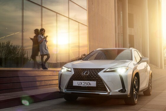 WEISZ FANNI LETT A LEXUS UX MÁRKANAGYKÖVETE 
