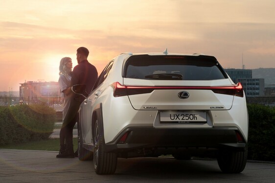 WEISZ FANNI LETT A LEXUS UX MÁRKANAGYKÖVETE 